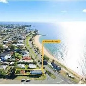 Beachside Queenslander Apartment